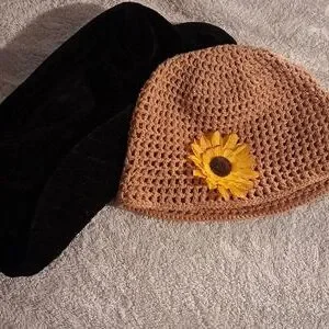 Liz Claiborne | Accessories | Liz Claiborne Hats And Make Up  display picture 2